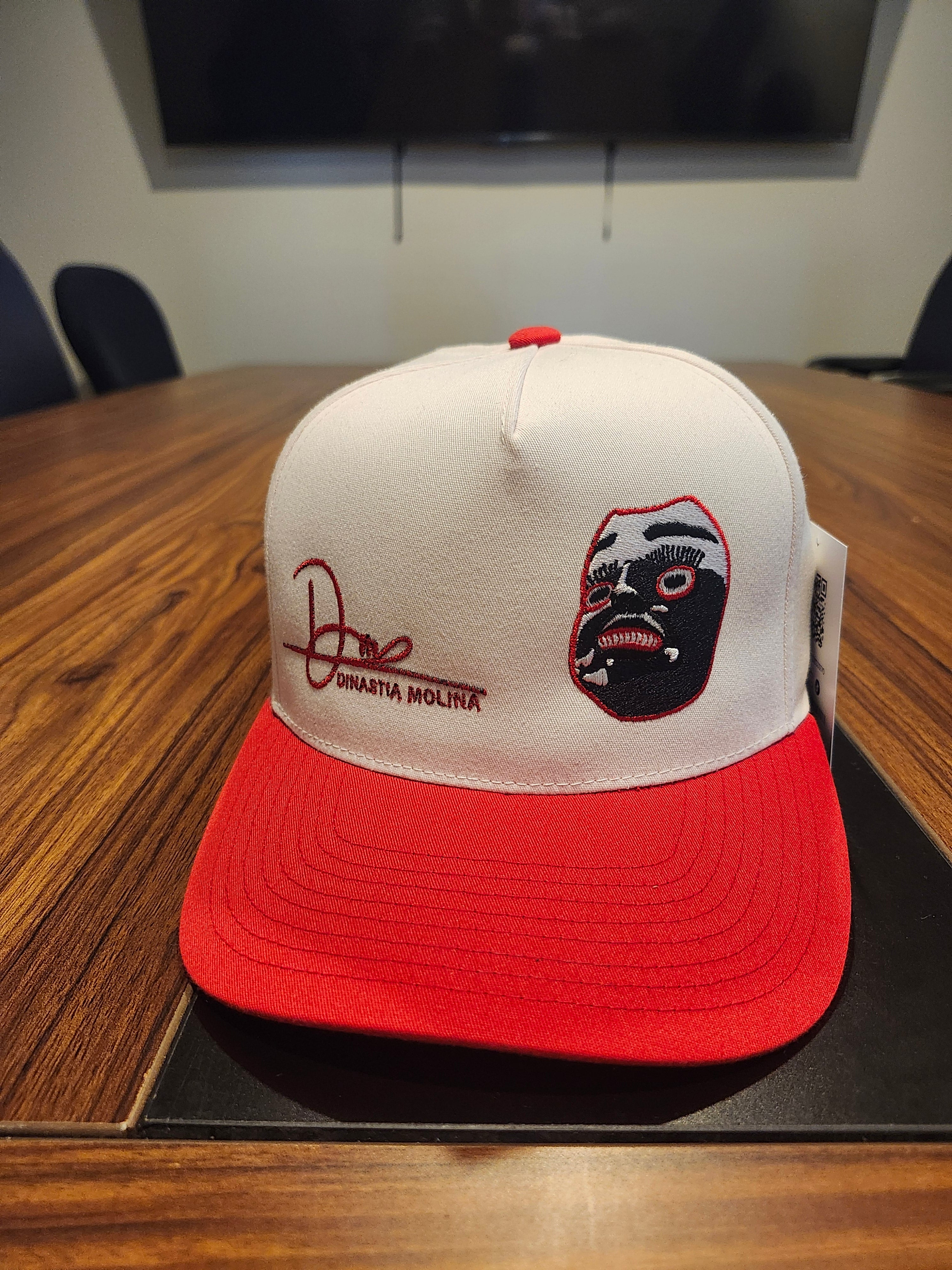 DM Calistro // Gorra roja con blanco