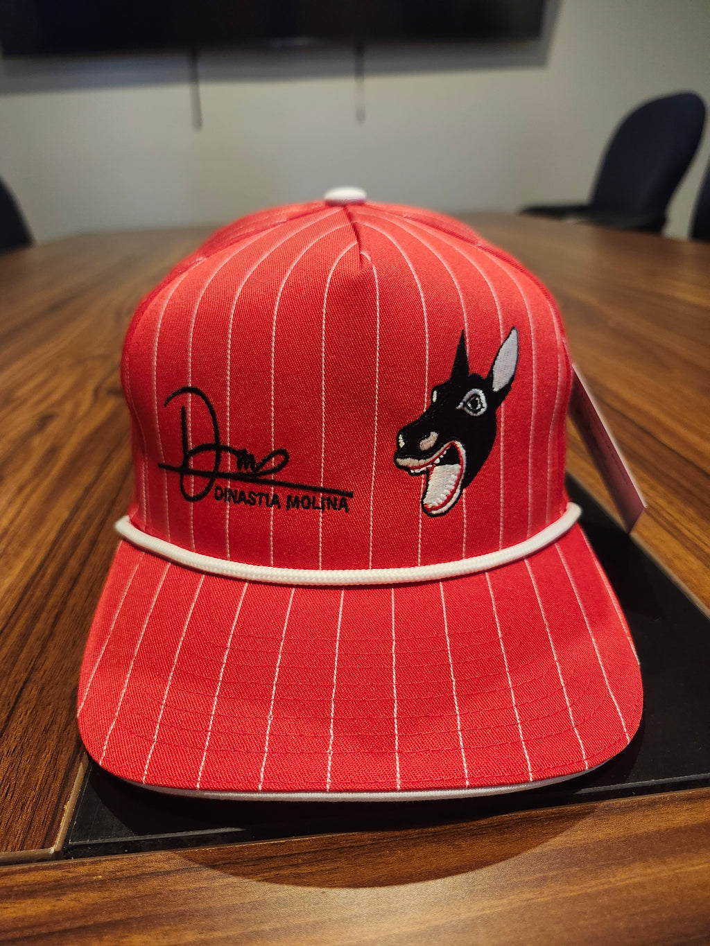 DM Burro // Gorra Roja Rayada
