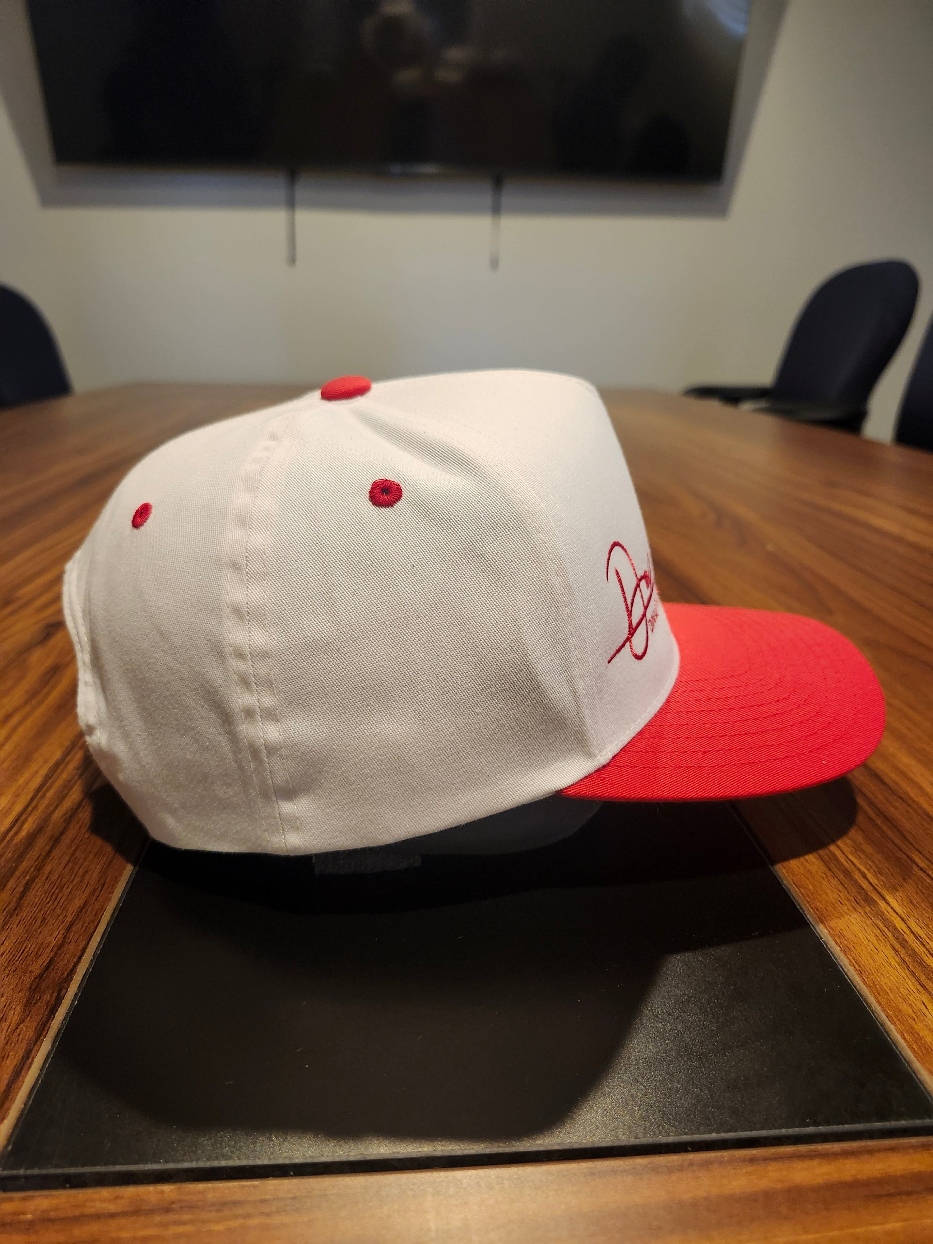 DM Calistro // Gorra roja con blanco