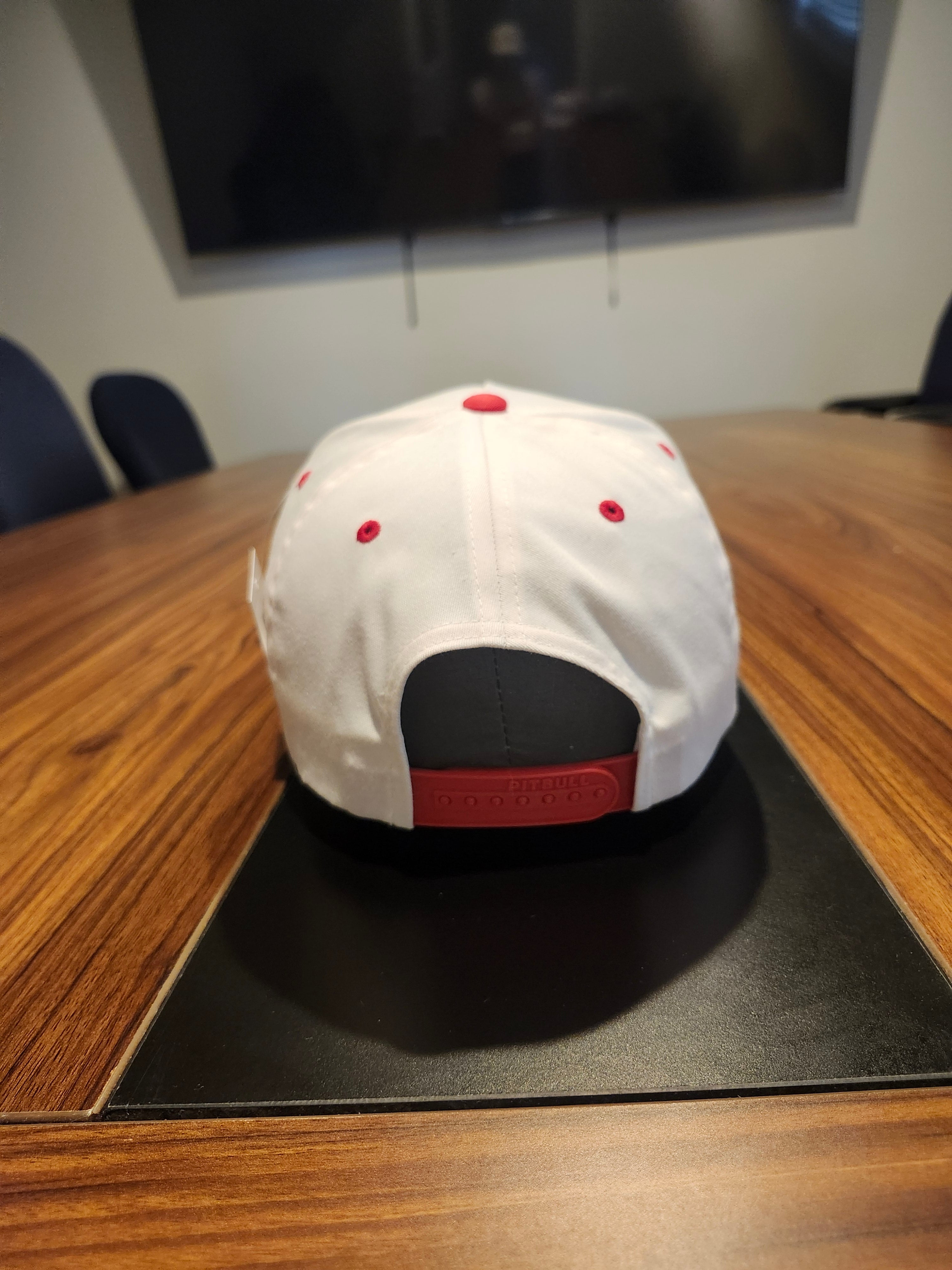 DM Calistro // Gorra roja con blanco